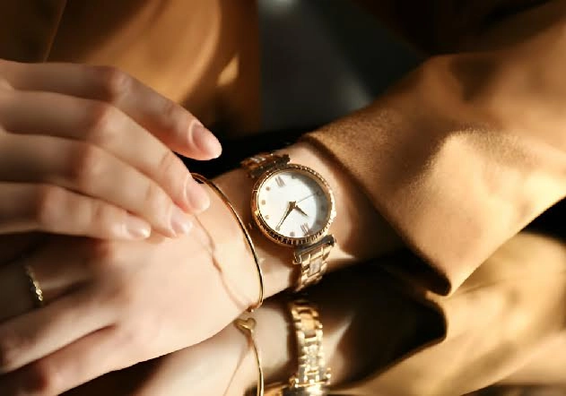 Mujer con reloj dorado